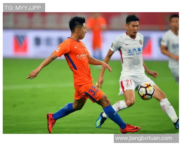 鲁能与上港比赛中越位争议引发热议球迷和专家各执己见